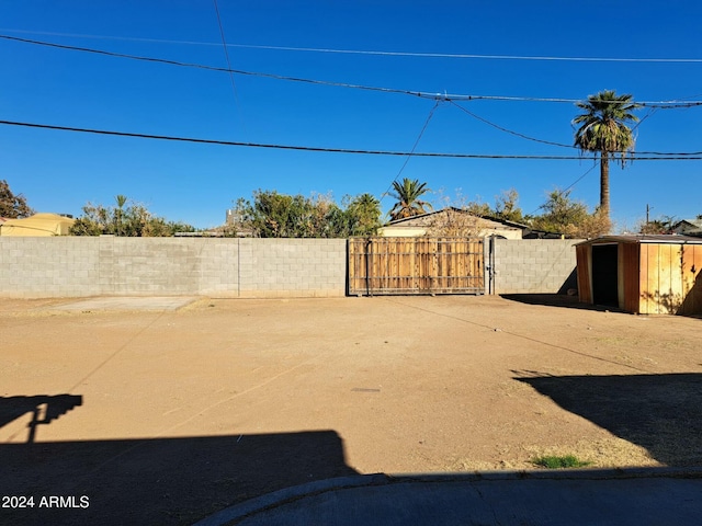 view of yard with a storage unit