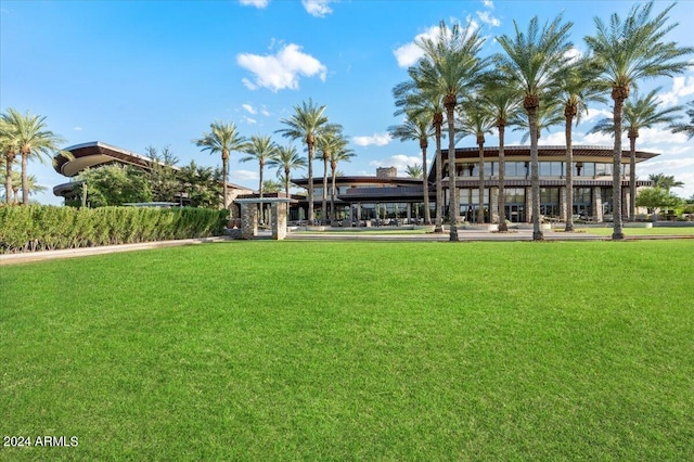 view of property's community featuring a lawn