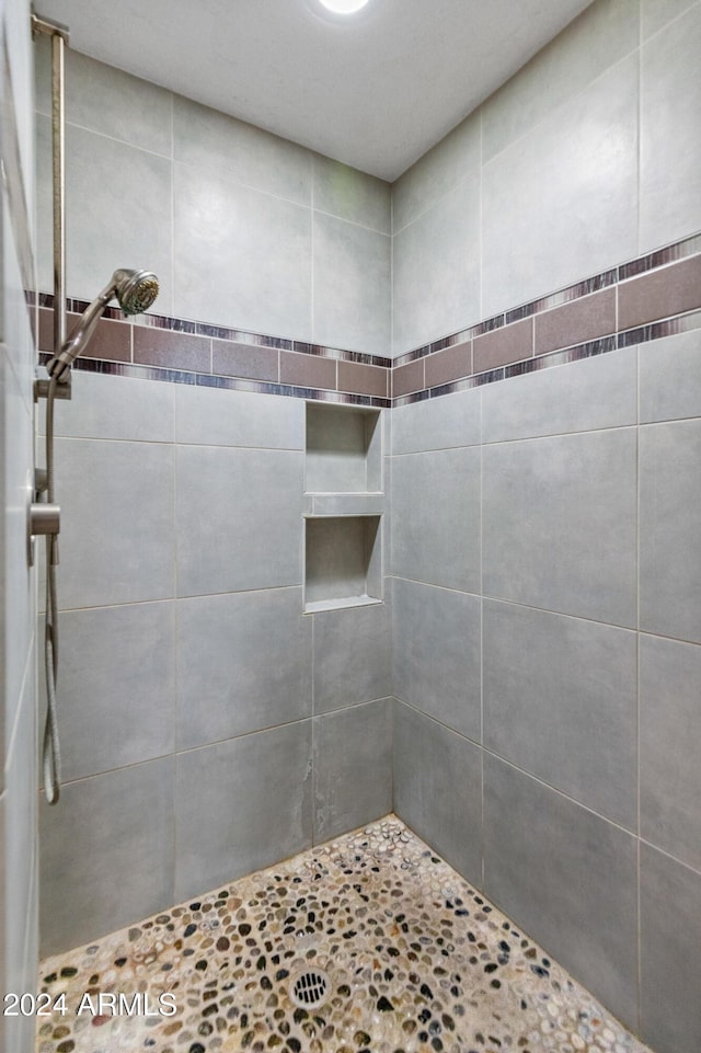 bathroom featuring a tile shower