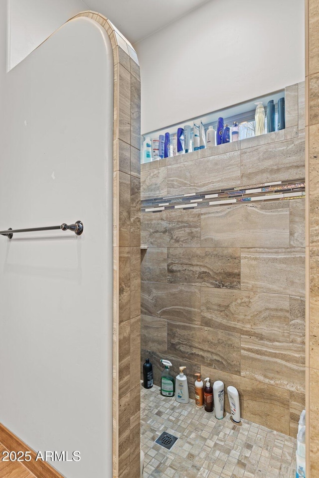 bathroom featuring tiled shower