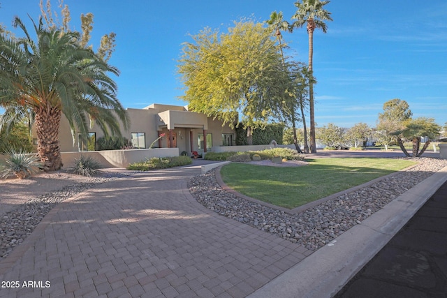 view of front of house featuring a front lawn