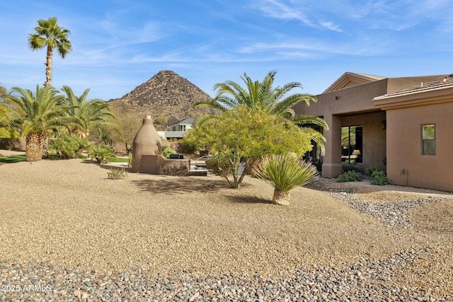 view of yard with a mountain view