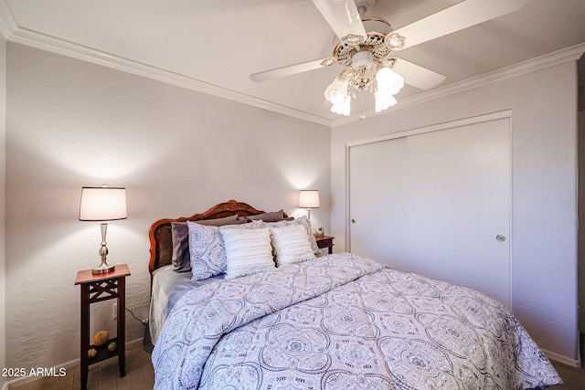 bedroom with a closet, ceiling fan, and ornamental molding