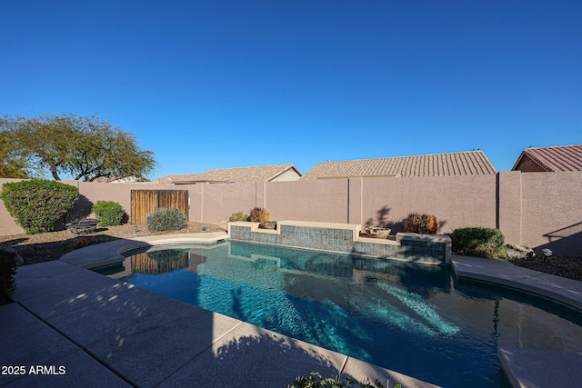 view of swimming pool