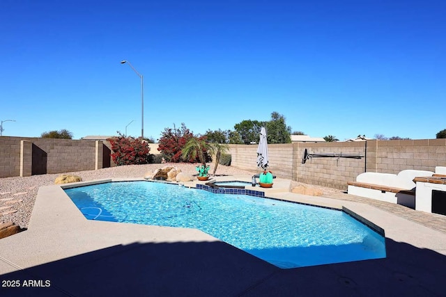 view of pool featuring an in ground hot tub