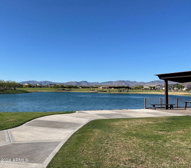 water view featuring a mountain view