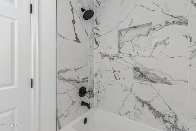 bathroom featuring tiled shower / bath combo