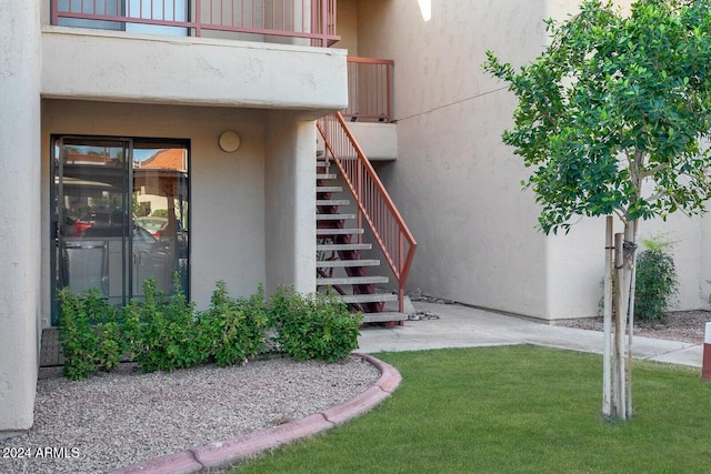 property entrance featuring a balcony