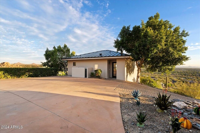 view of front of house featuring a mountain view