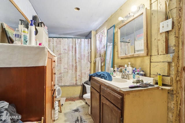 bathroom featuring toilet, a shower with shower curtain, and vanity