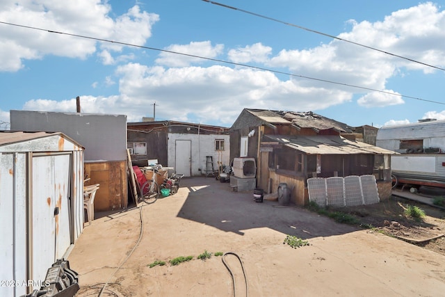 rear view of house featuring an outdoor structure