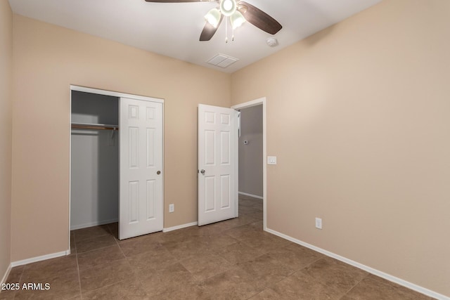 unfurnished bedroom with ceiling fan and a closet