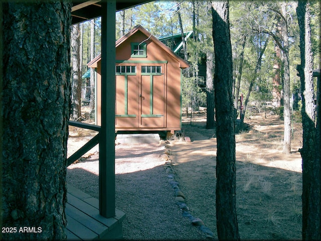 view of yard with a storage unit