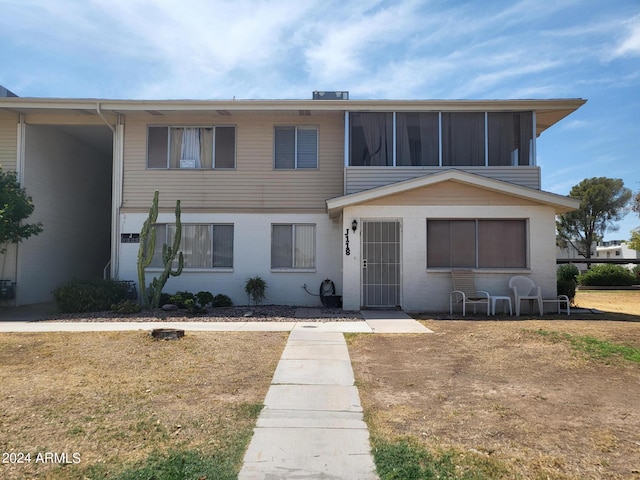 view of front of property with a front yard