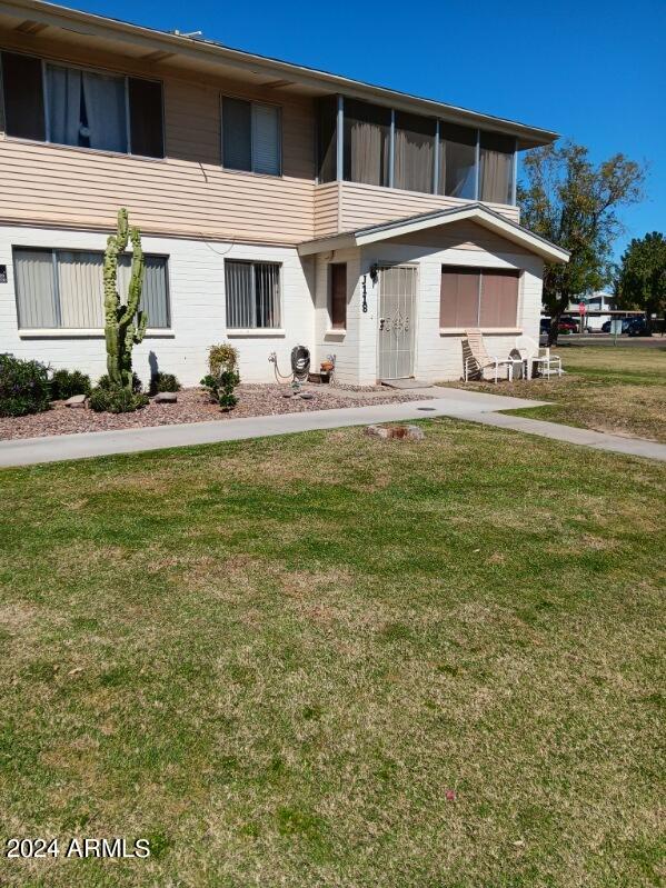 view of front of house featuring a front yard