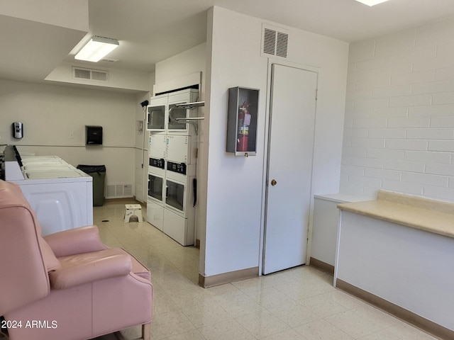 kitchen with washer and clothes dryer and stacked washer and clothes dryer