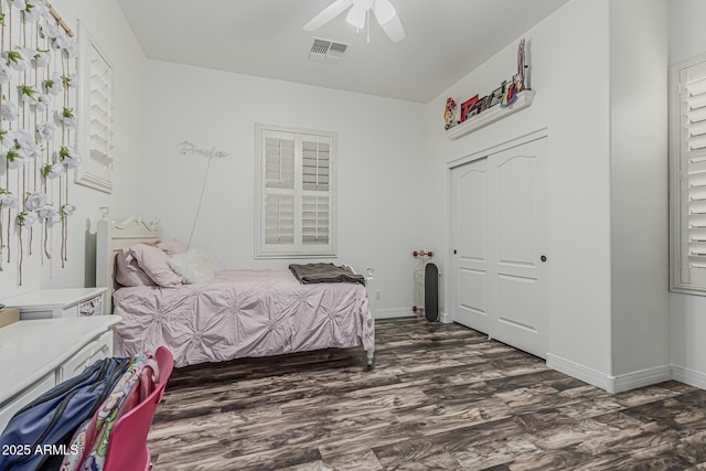 bedroom featuring wood finished floors, baseboards, a closet, and ceiling fan