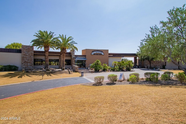 view of front of property with a front yard