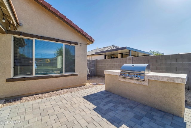 view of patio featuring an outdoor kitchen and area for grilling