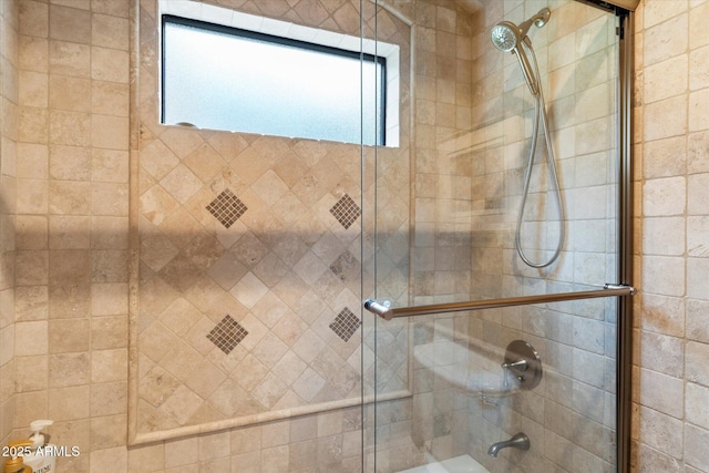 full bathroom with tiled shower / bath