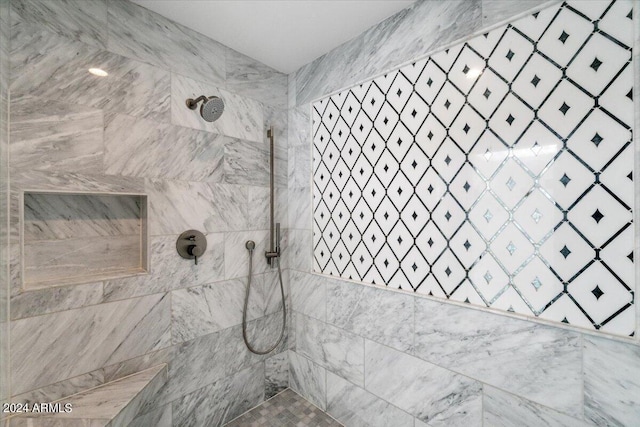 bathroom featuring tiled shower