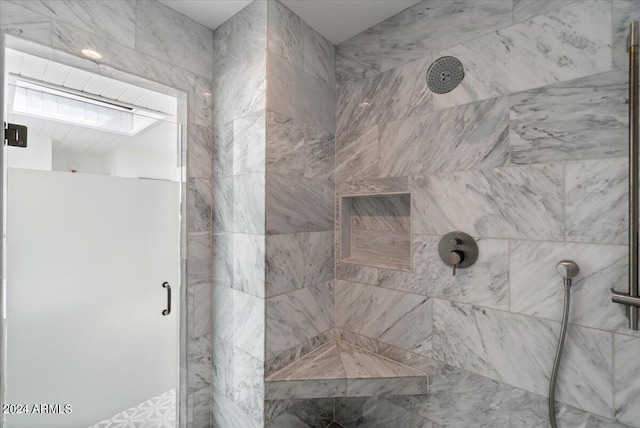 bathroom featuring tiled shower