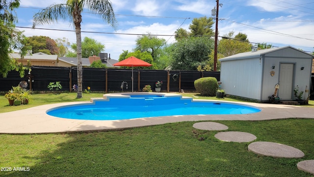4139 E Edgemont Ave, Phoenix, AZ 85008 - view of swimming pool featuring a pool with connected hot tub