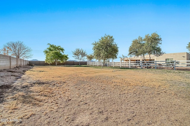 view of yard featuring a rural view