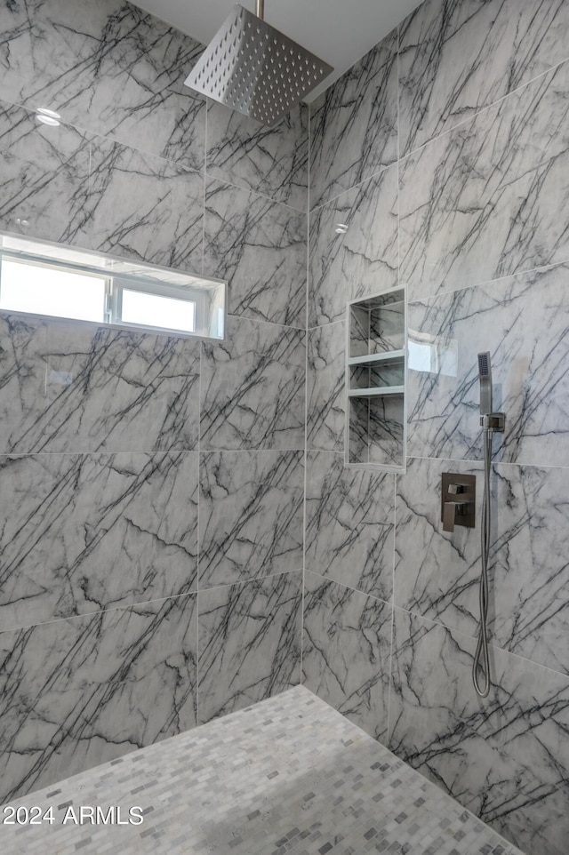 bathroom featuring a tile shower