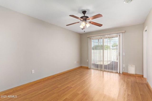 unfurnished room featuring light wood-type flooring, baseboards, and a ceiling fan