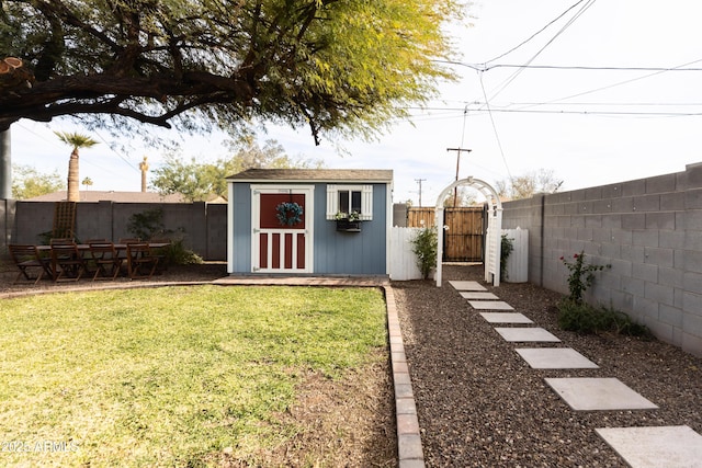 view of yard featuring a storage unit