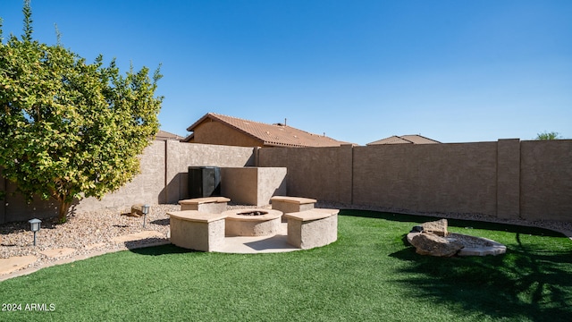 view of yard featuring an outdoor fire pit