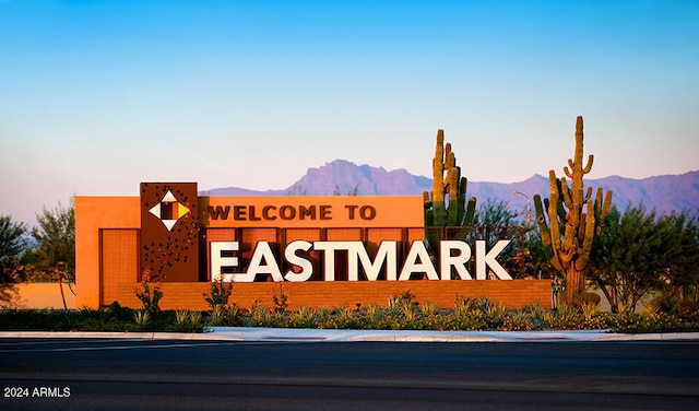 community / neighborhood sign featuring a mountain view