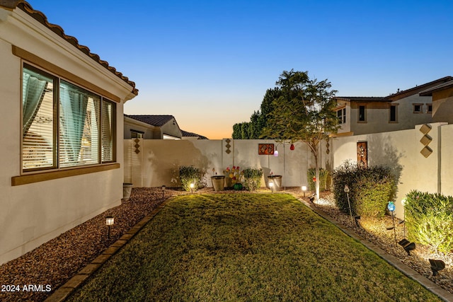 view of yard at dusk