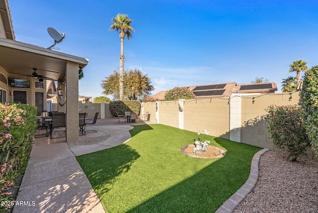 view of yard with a ceiling fan, a fenced backyard, and a patio