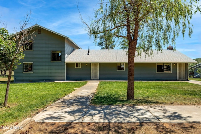 view of front of house featuring a front lawn