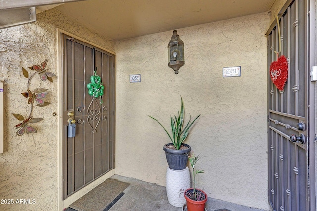 view of exterior entry featuring stucco siding