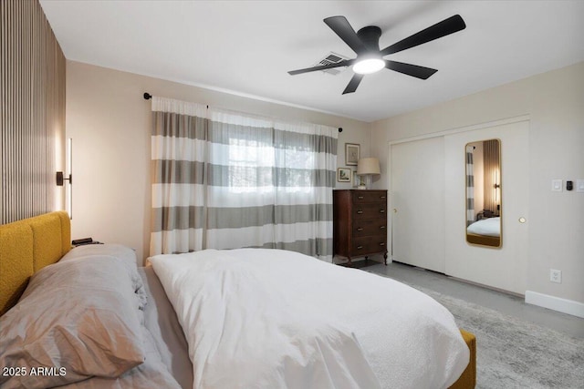 bedroom with a ceiling fan, a closet, visible vents, and baseboards