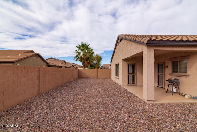 view of yard featuring a patio area