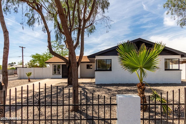 3802 N 48th Dr, Phoenix, AZ 85031 - ranch-style home with a fenced front yard