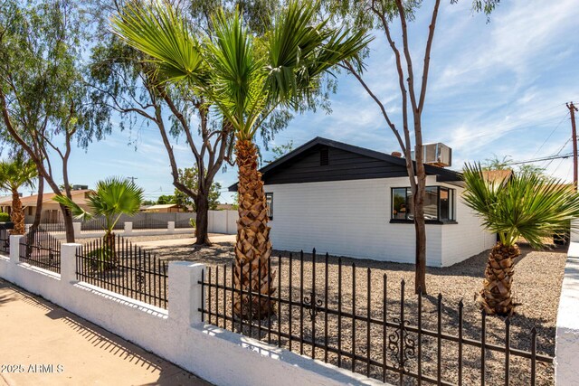 3802 N 48th Dr, Phoenix, AZ 85031 - view of side of home with a fenced front yard