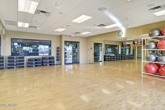 exercise room featuring visible vents and a drop ceiling