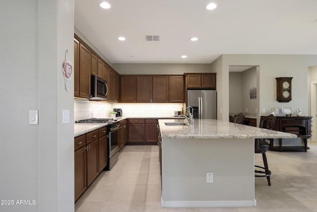 kitchen with visible vents, recessed lighting, a sink, stainless steel appliances, and backsplash
