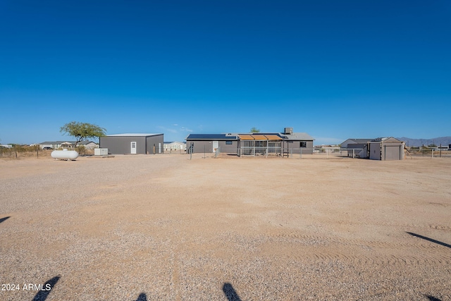 view of yard with an outbuilding