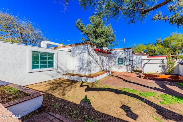 view of yard featuring a patio