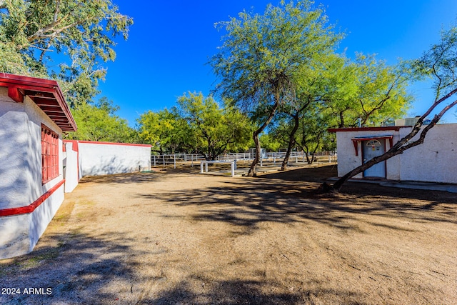 view of yard featuring a rural view