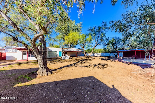 view of yard with a carport