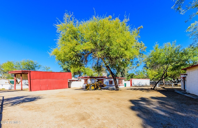 view of yard featuring an outbuilding