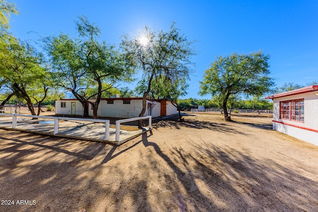 view of yard featuring a storage unit