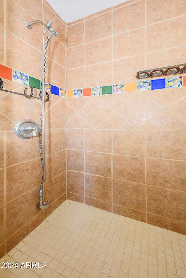 bathroom featuring a tile shower